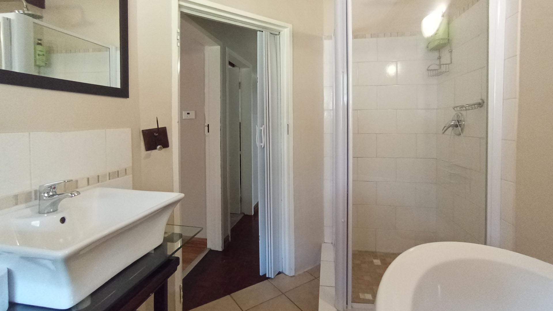 Bathroom 1 - 5 square meters of property in Valhalla