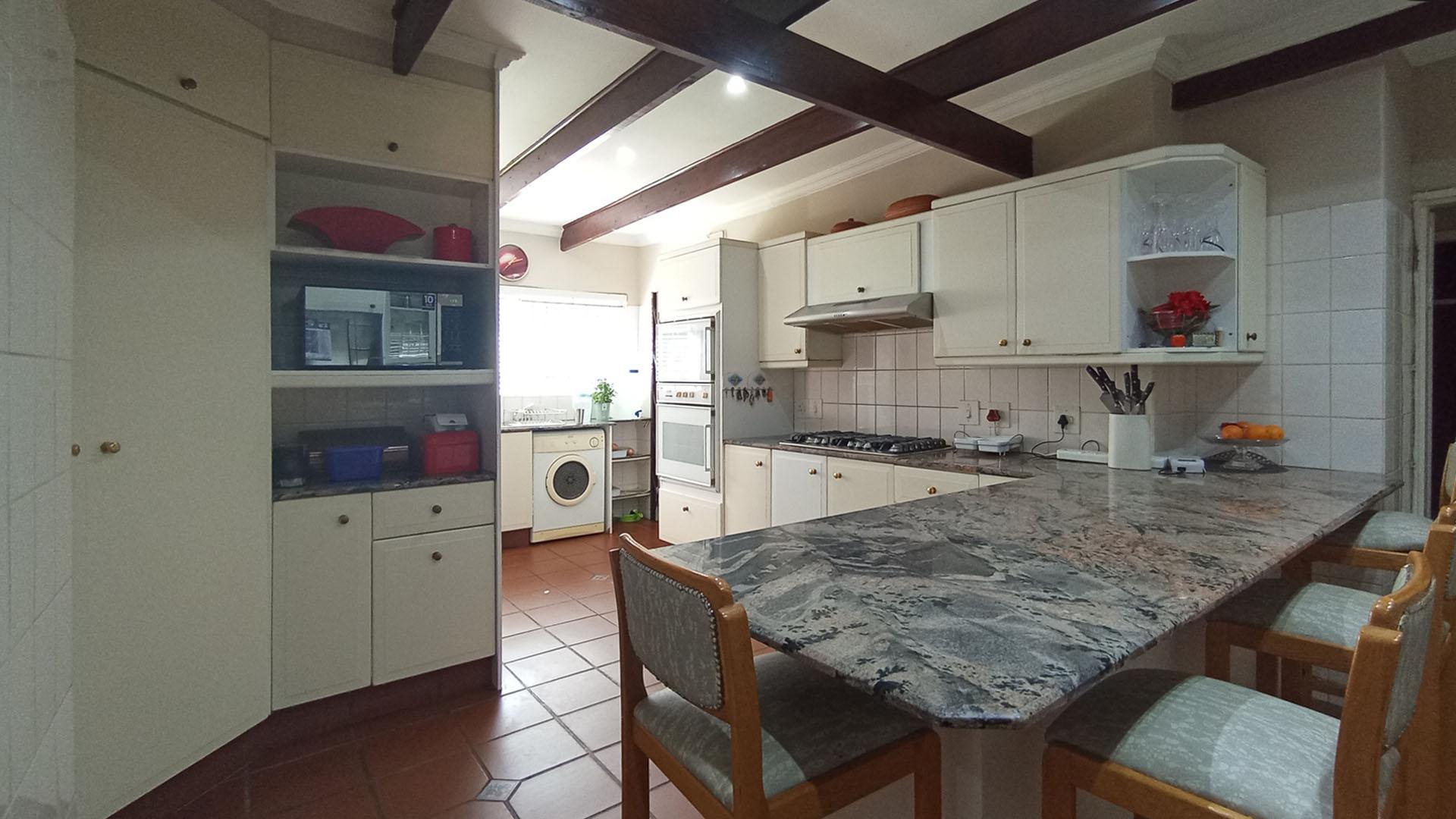 Kitchen - 30 square meters of property in Valhalla