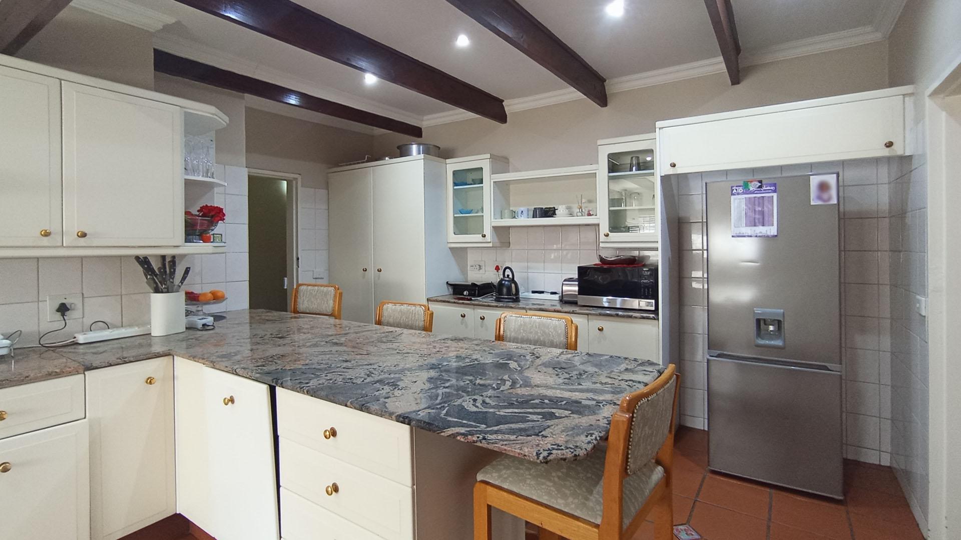 Kitchen - 30 square meters of property in Valhalla