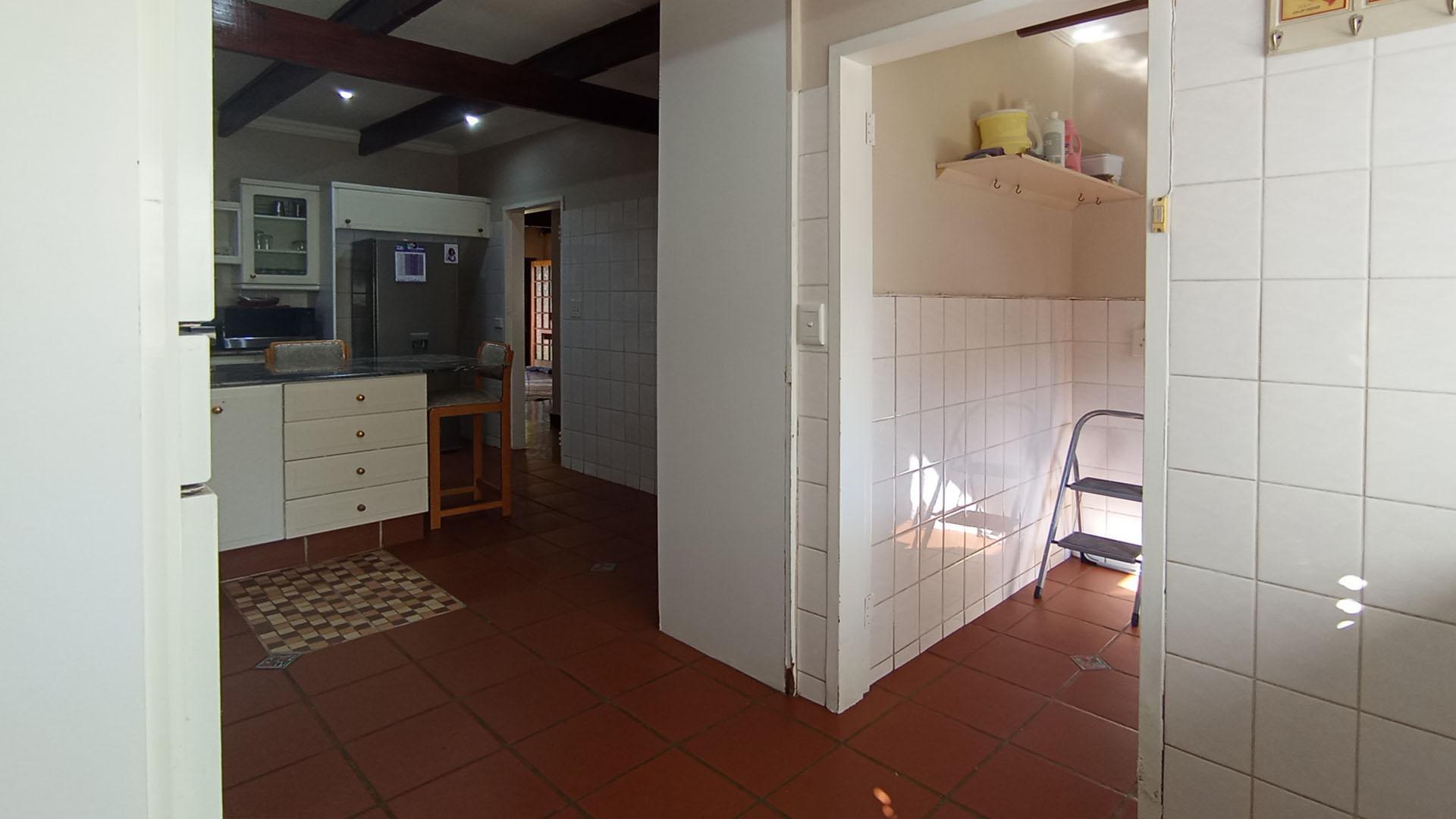 Kitchen - 30 square meters of property in Valhalla