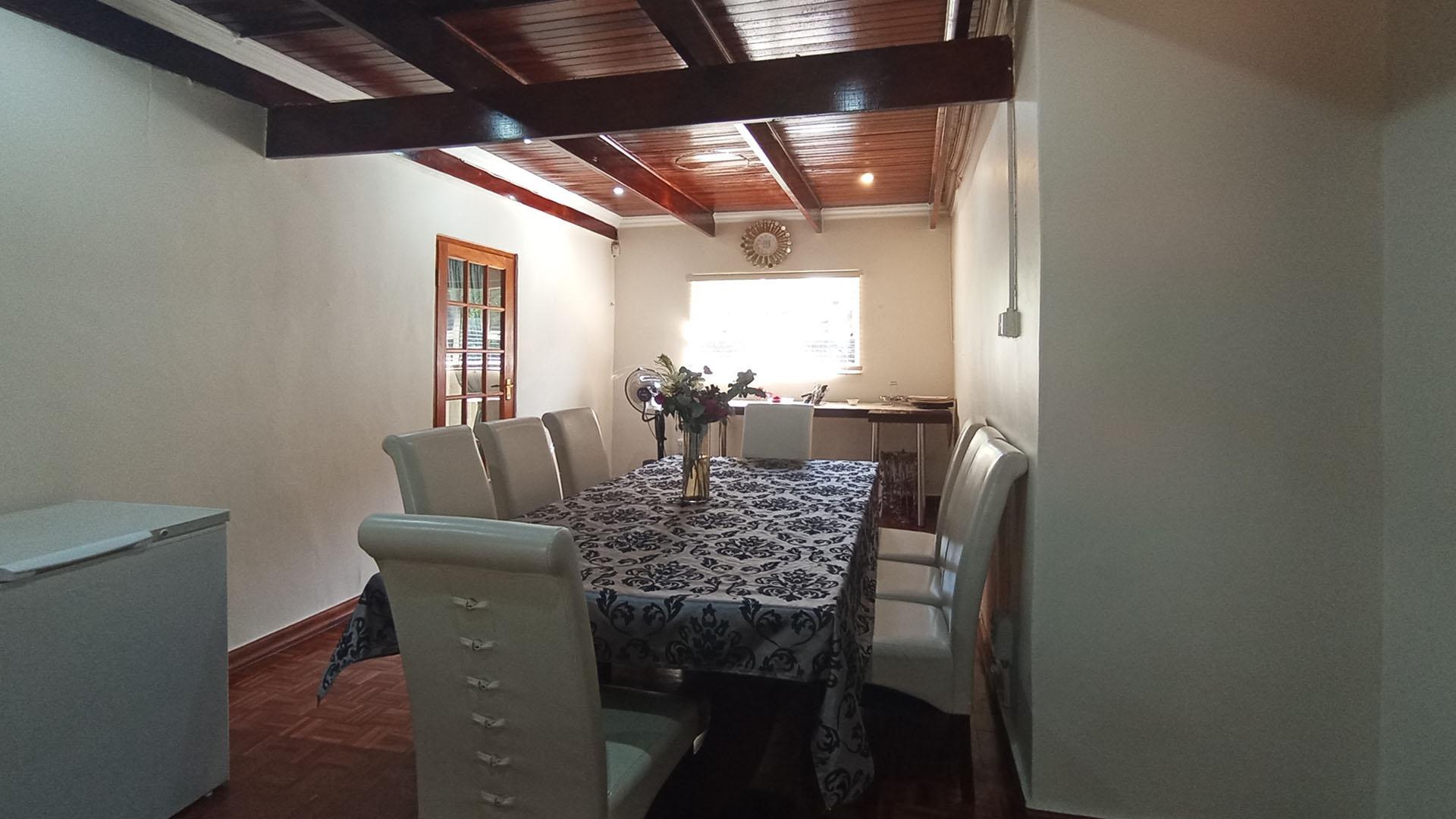 Dining Room - 26 square meters of property in Valhalla