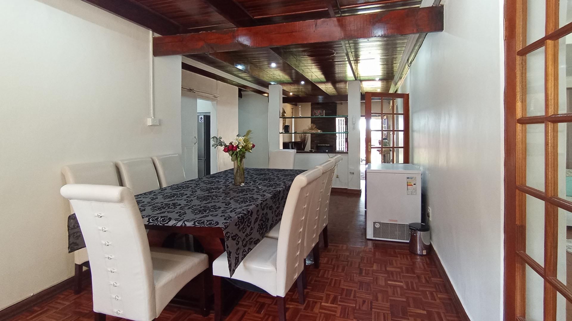 Dining Room - 26 square meters of property in Valhalla