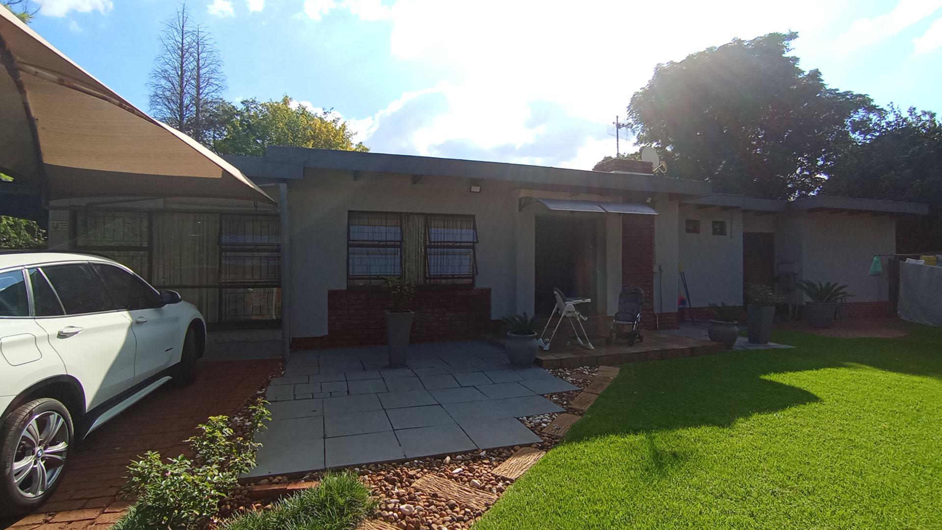 Front View of property in Valhalla