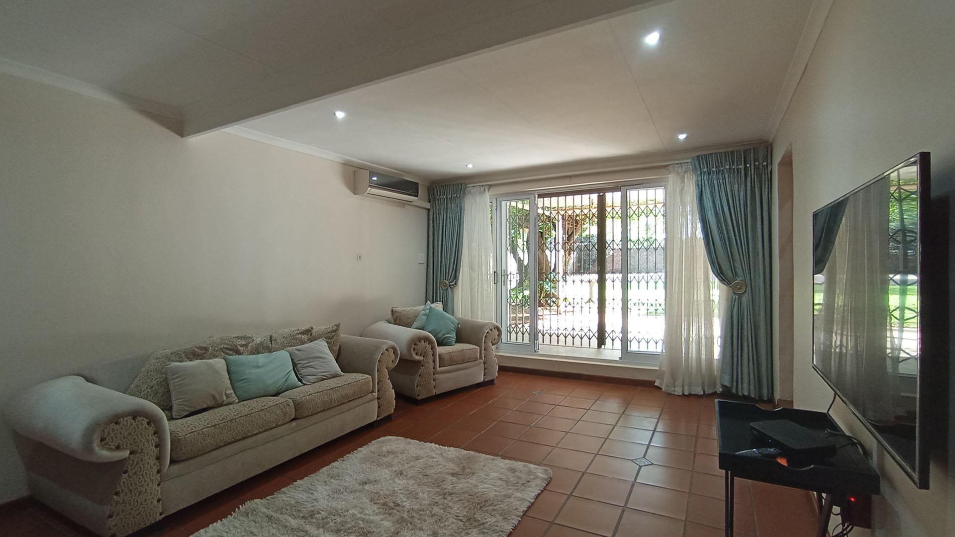 Lounges - 33 square meters of property in Valhalla