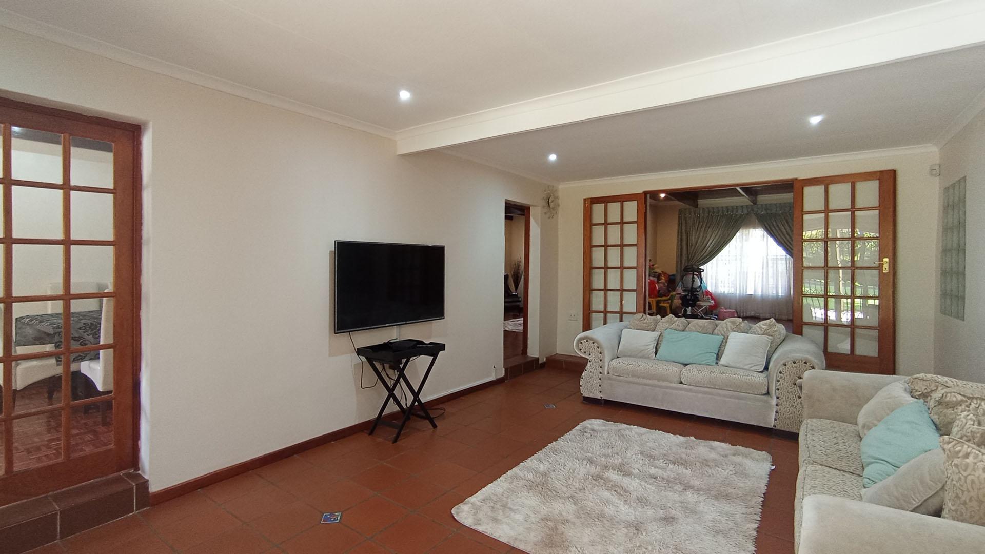 Lounges - 33 square meters of property in Valhalla