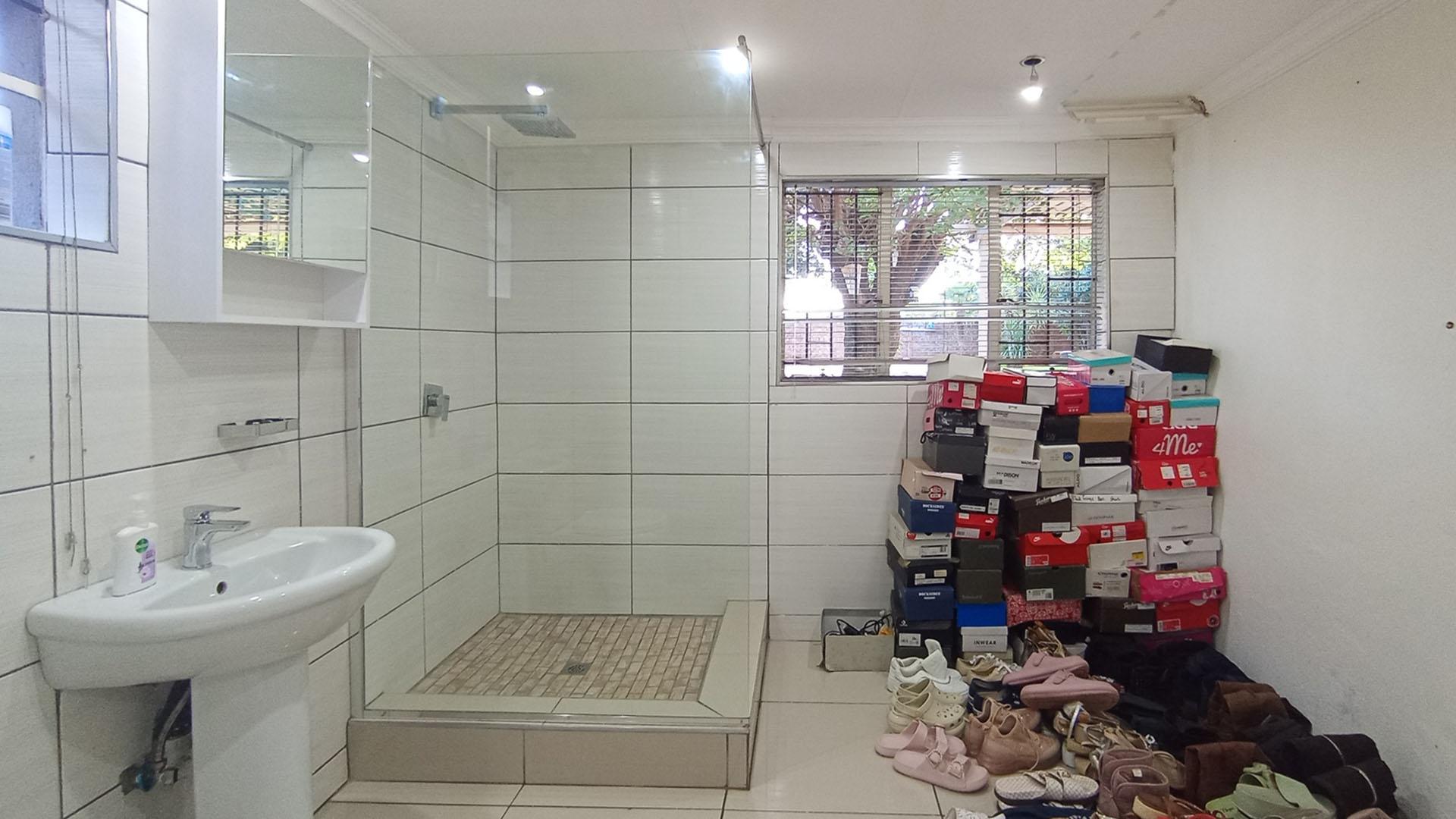 Bathroom 2 - 10 square meters of property in Valhalla