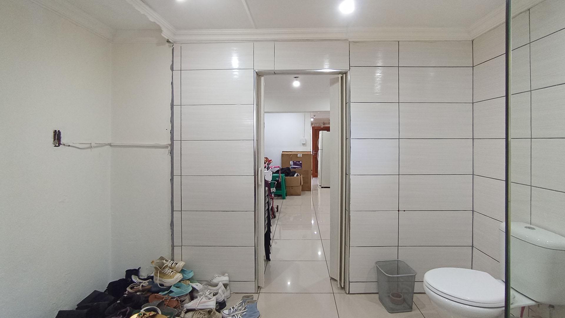 Bathroom 2 - 10 square meters of property in Valhalla