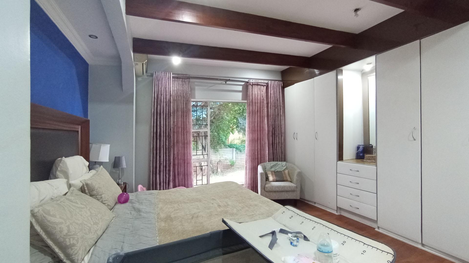 Main Bedroom - 19 square meters of property in Valhalla