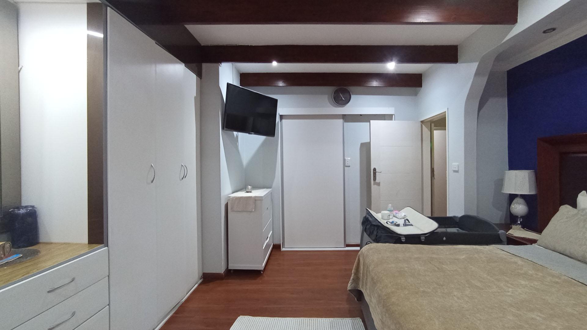 Main Bedroom - 19 square meters of property in Valhalla