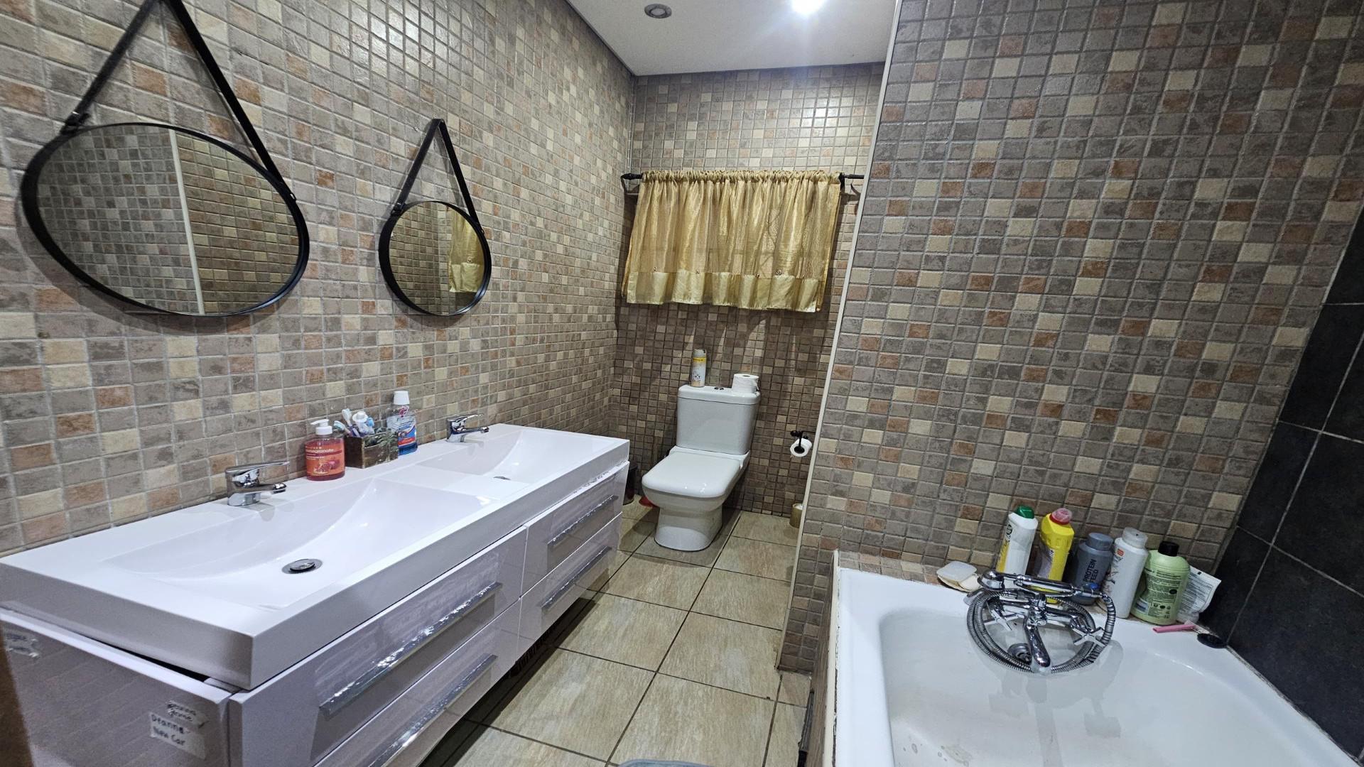 Bathroom 1 - 12 square meters of property in Pelham