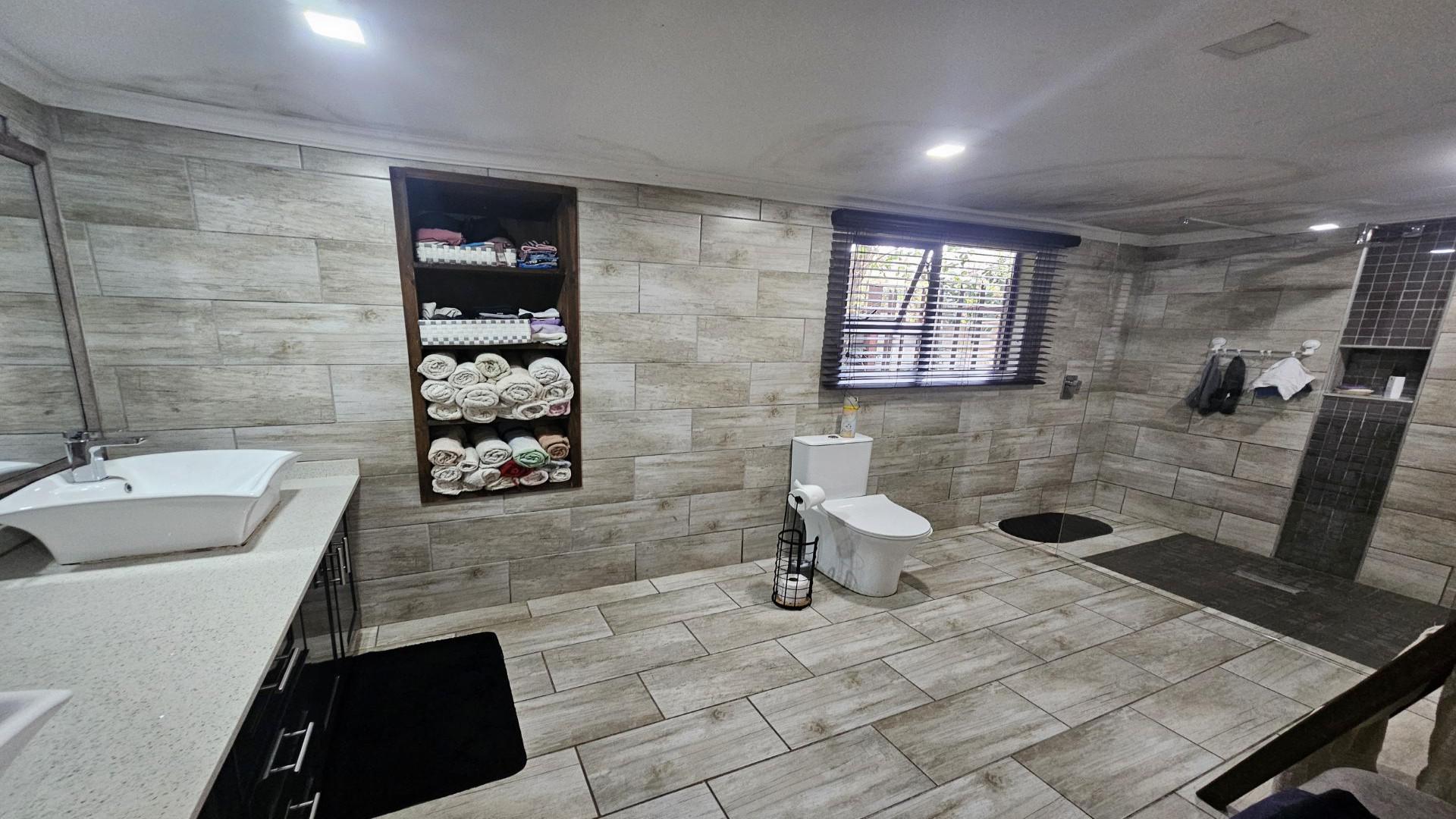 Main Bathroom - 11 square meters of property in Pelham