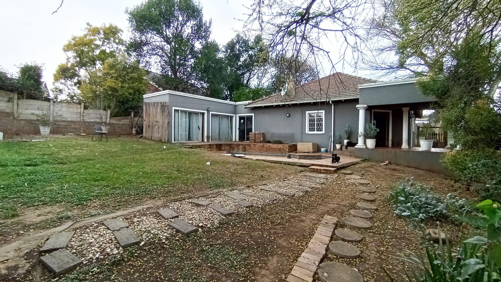 Front View of property in Pelham