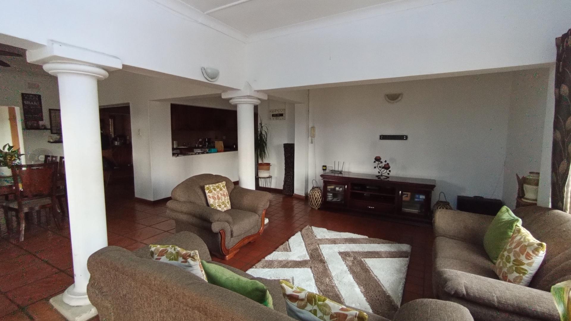 Lounges - 24 square meters of property in Pelham