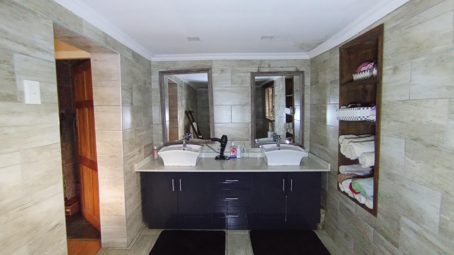 Main Bathroom - 11 square meters of property in Pelham