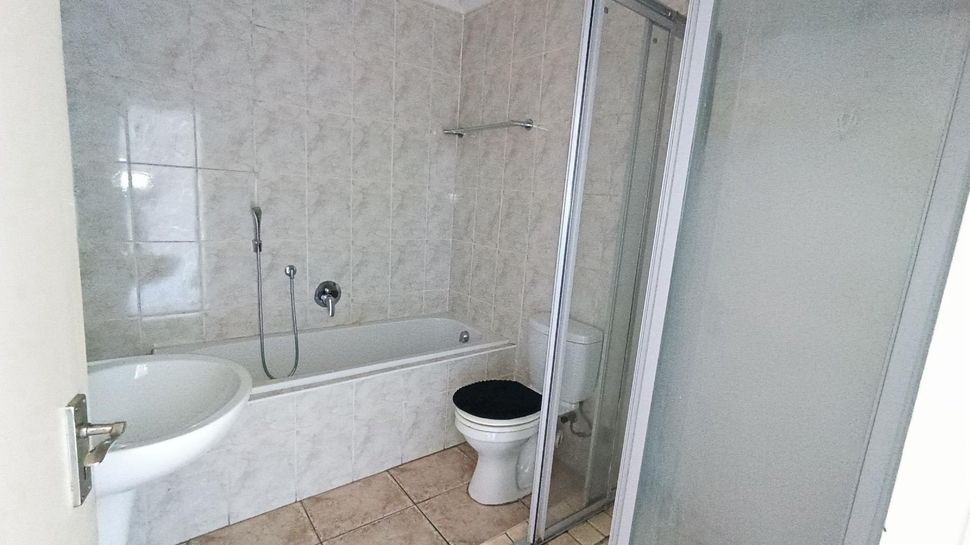 Bathroom 1 - 6 square meters of property in Tyger Falls