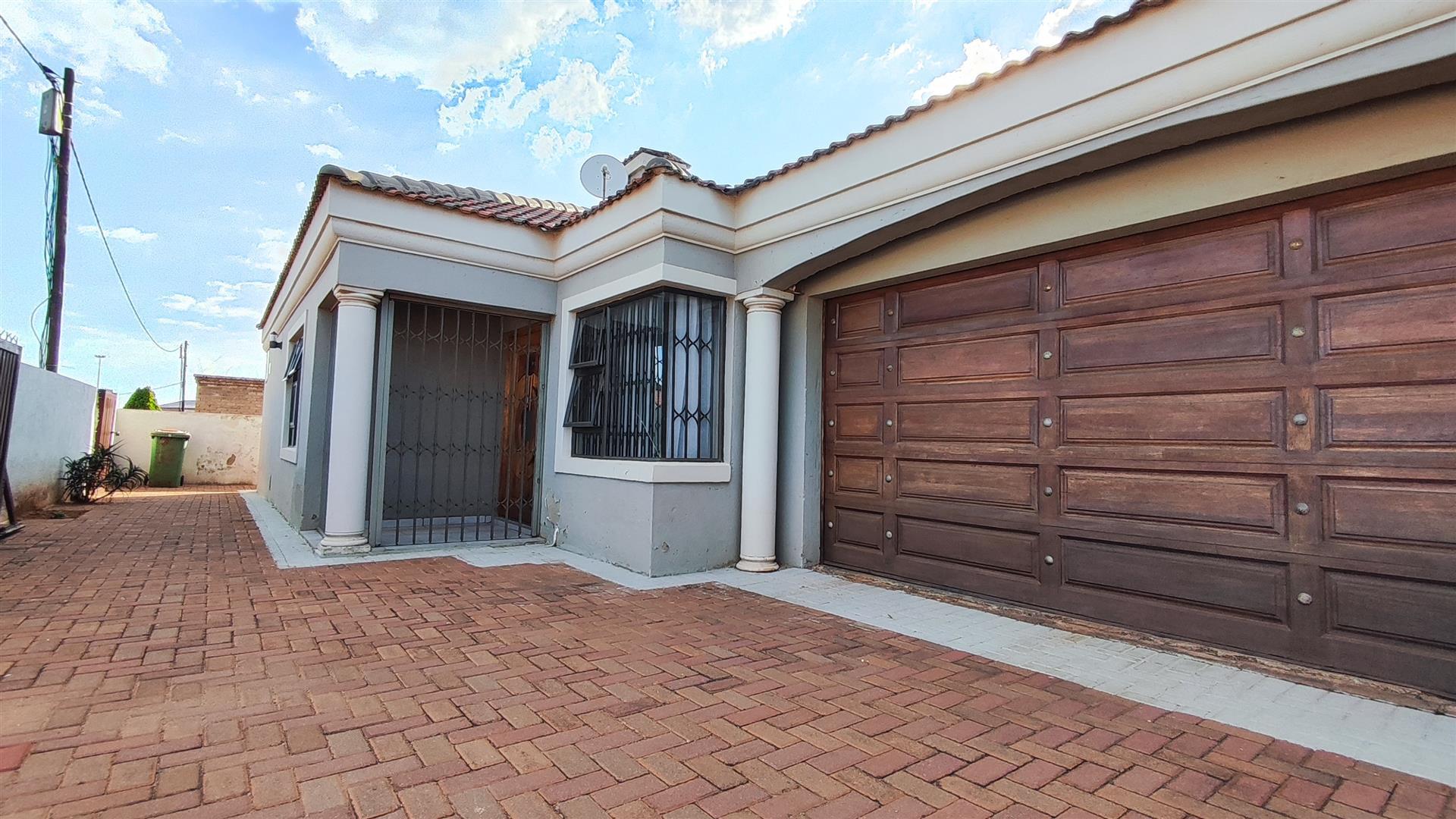 Front View of property in Vosloorus