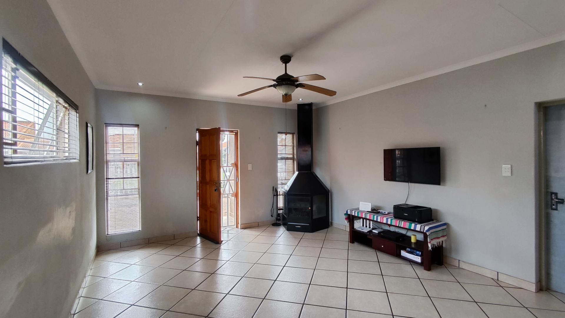 Lounges - 23 square meters of property in Visagiepark