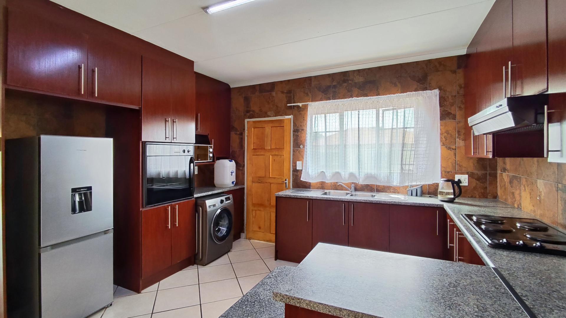 Kitchen - 12 square meters of property in Visagiepark