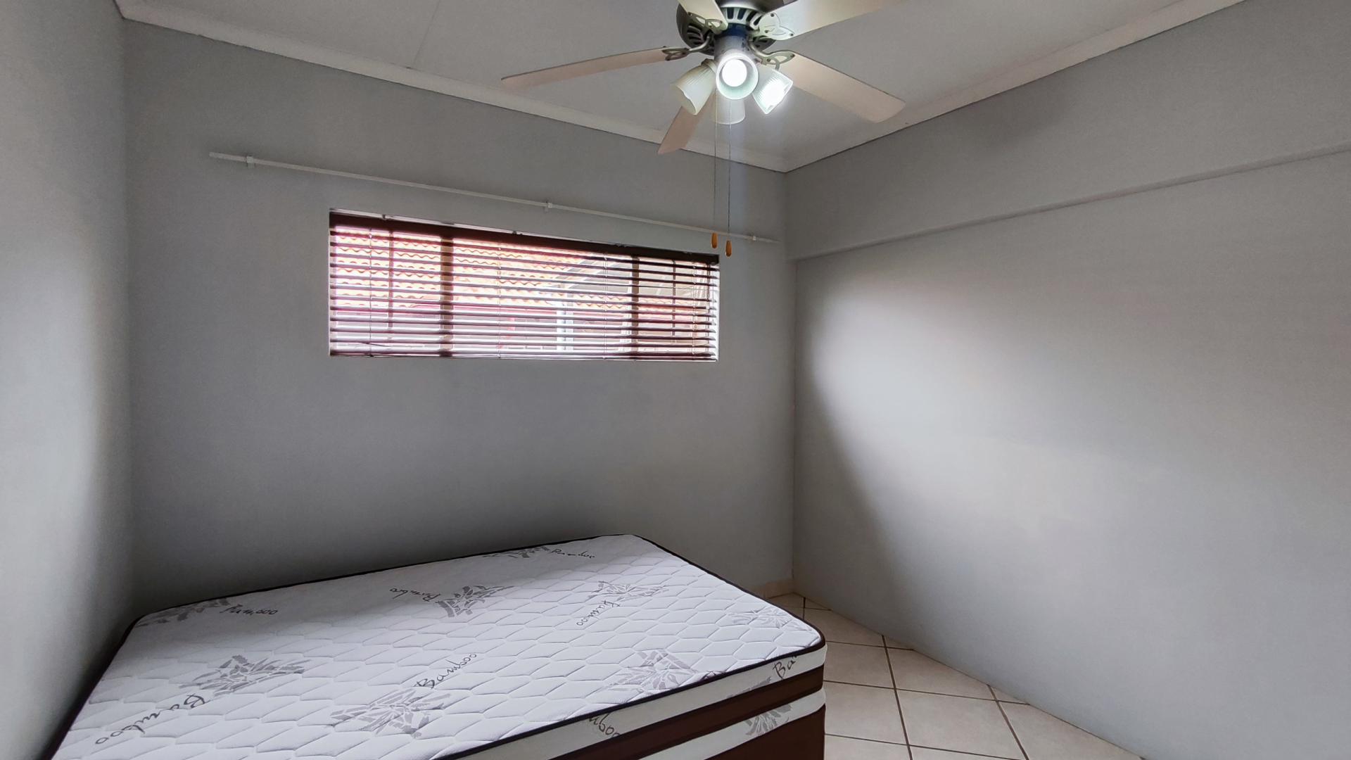 Bed Room 1 - 11 square meters of property in Visagiepark