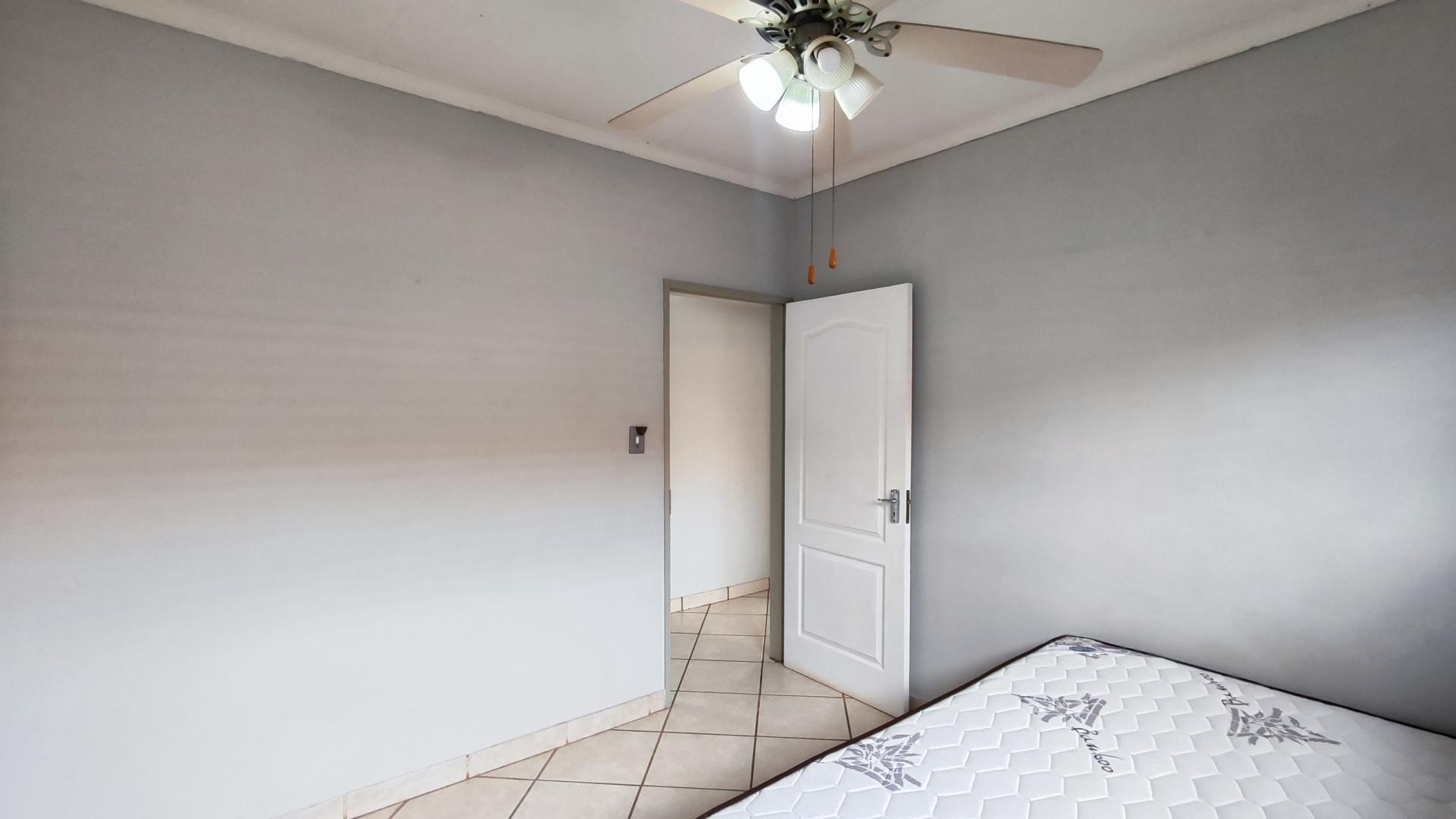 Bed Room 1 - 11 square meters of property in Visagiepark