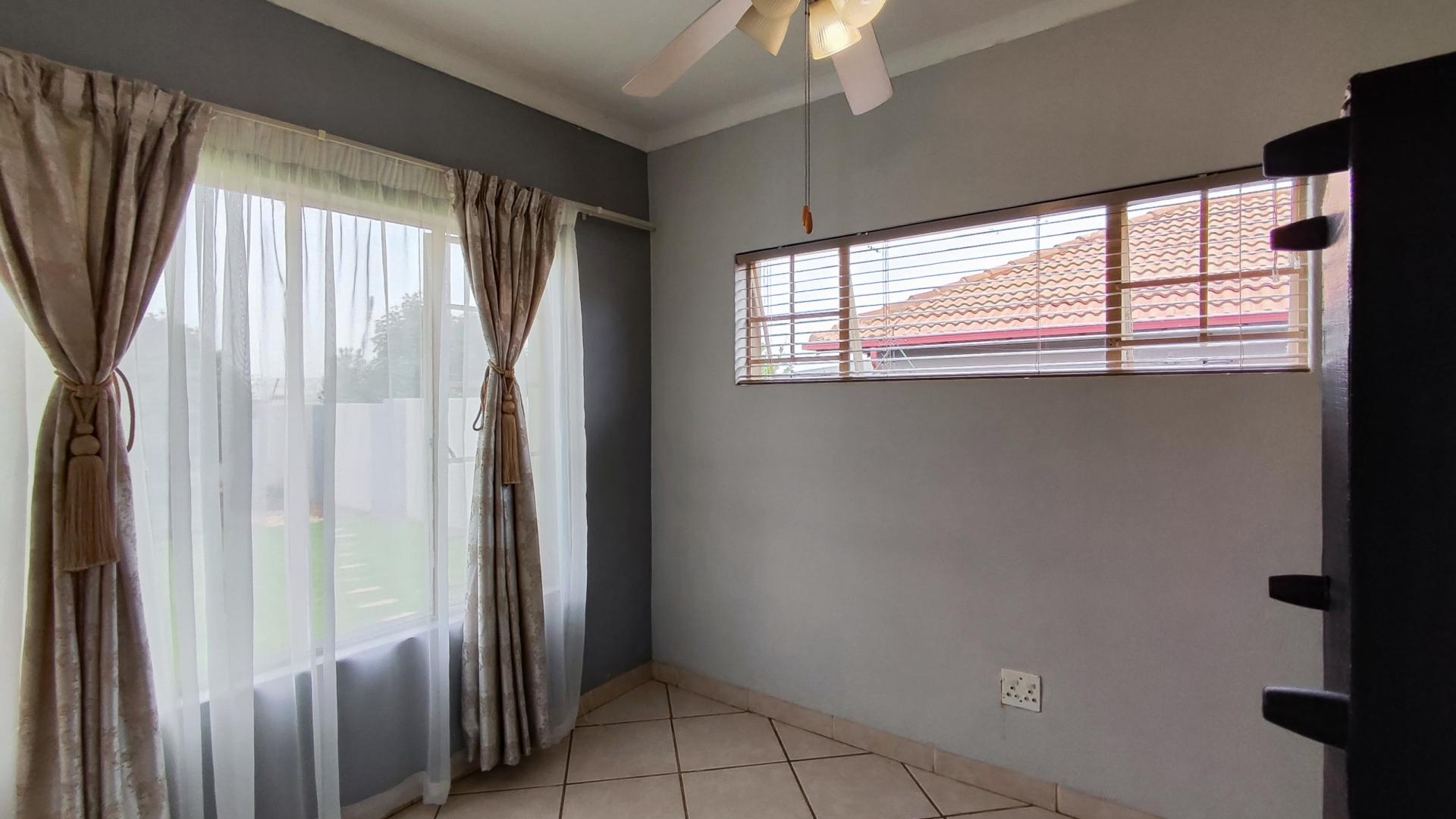 Bed Room 2 - 10 square meters of property in Visagiepark