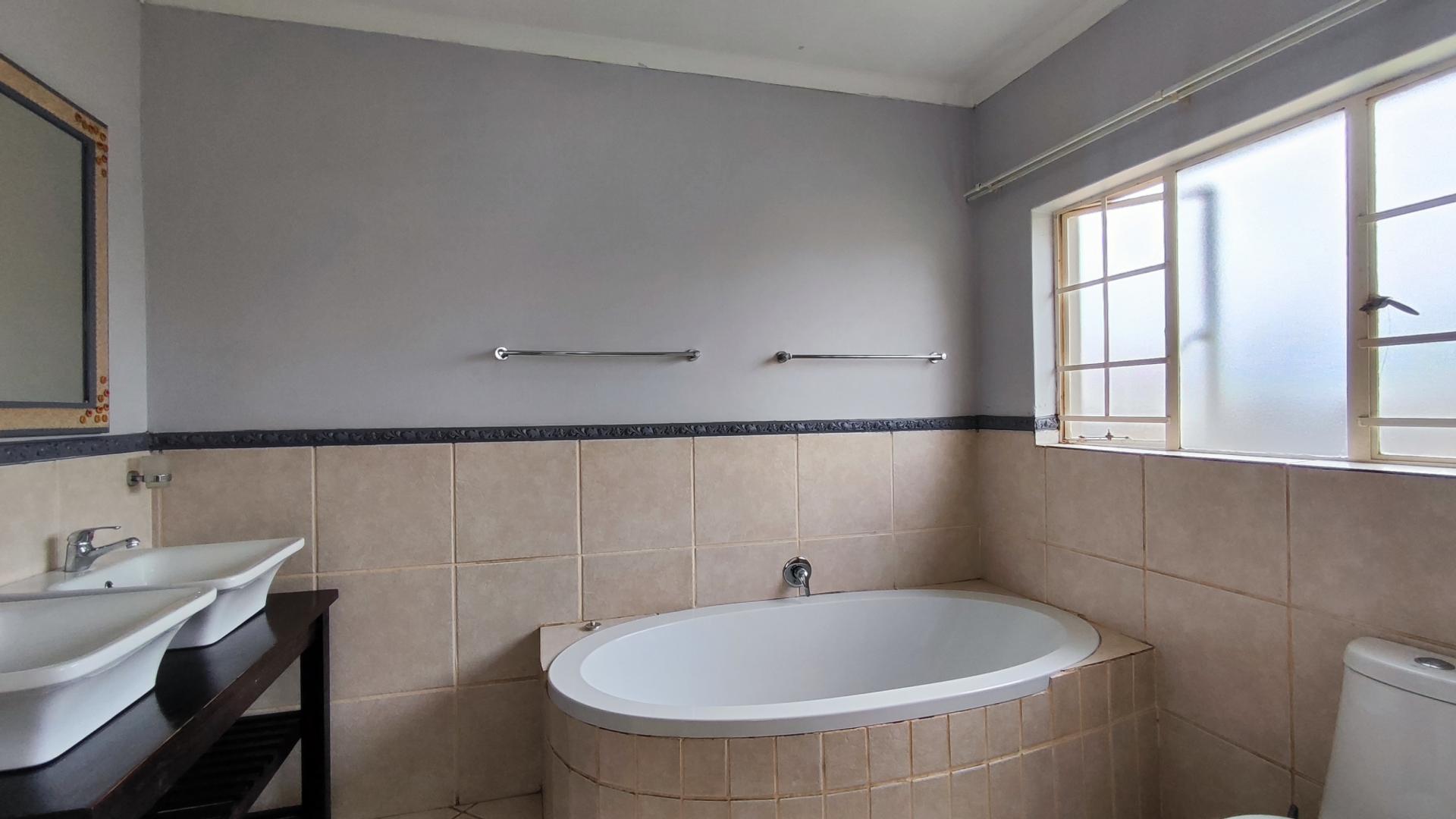 Main Bathroom - 7 square meters of property in Visagiepark