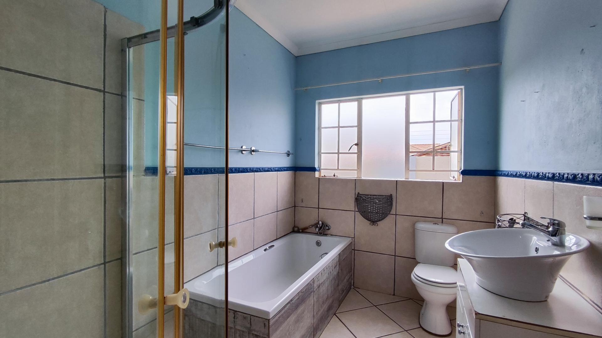 Bathroom 1 - 6 square meters of property in Visagiepark