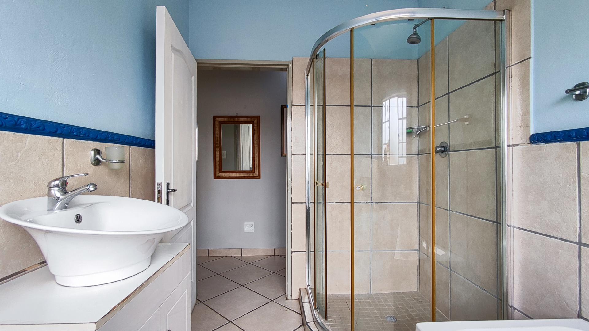 Bathroom 1 - 6 square meters of property in Visagiepark