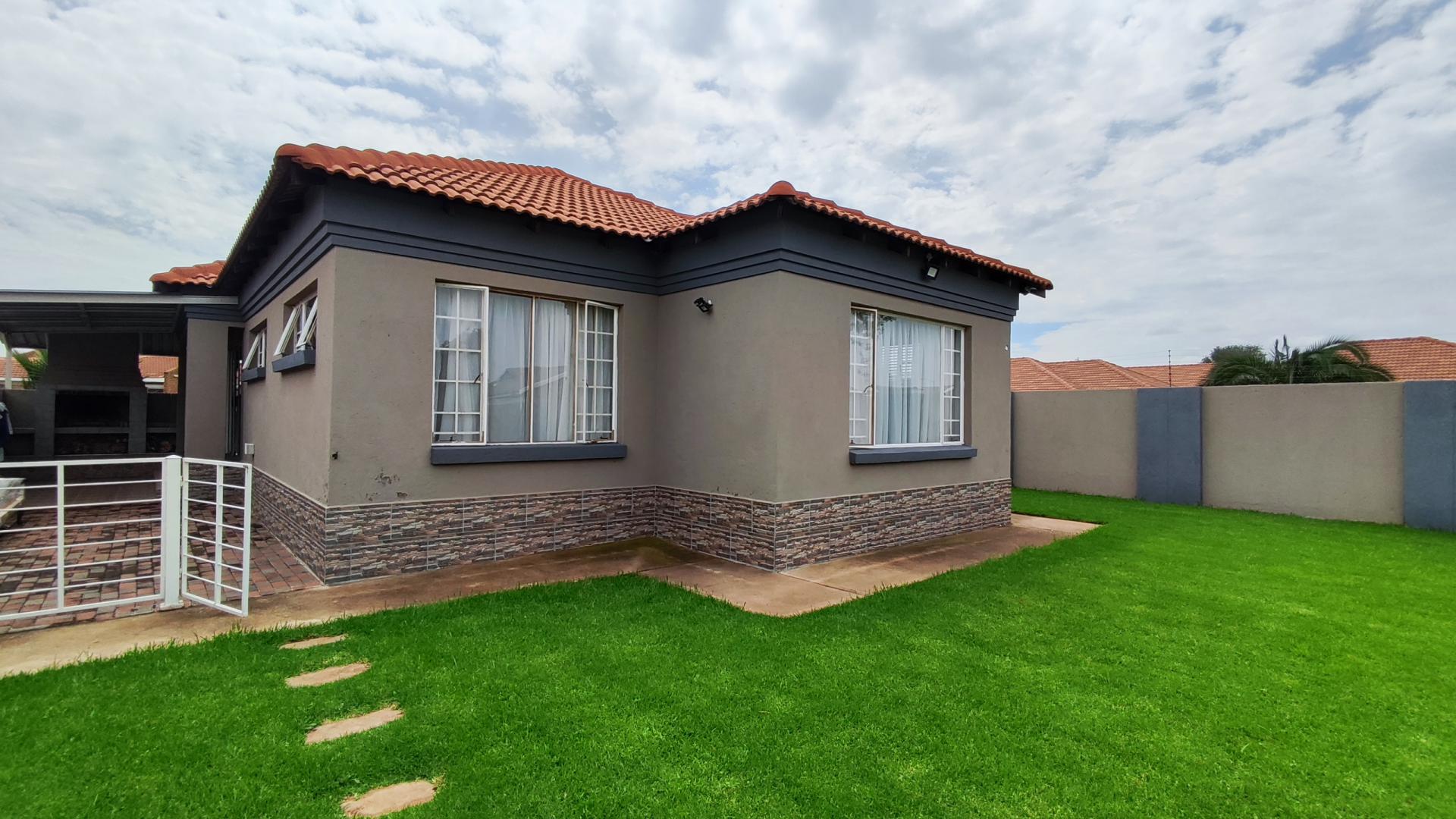 Backyard of property in Visagiepark