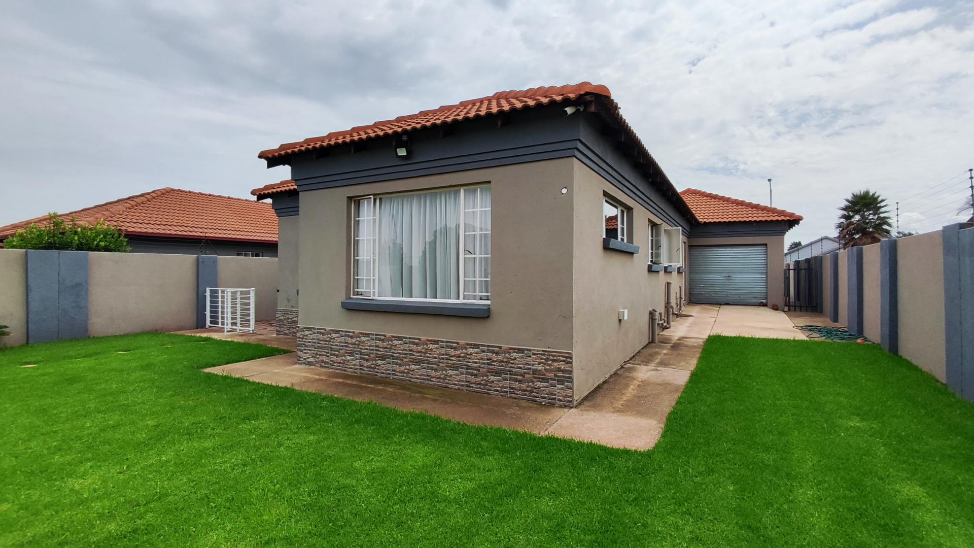 Backyard of property in Visagiepark