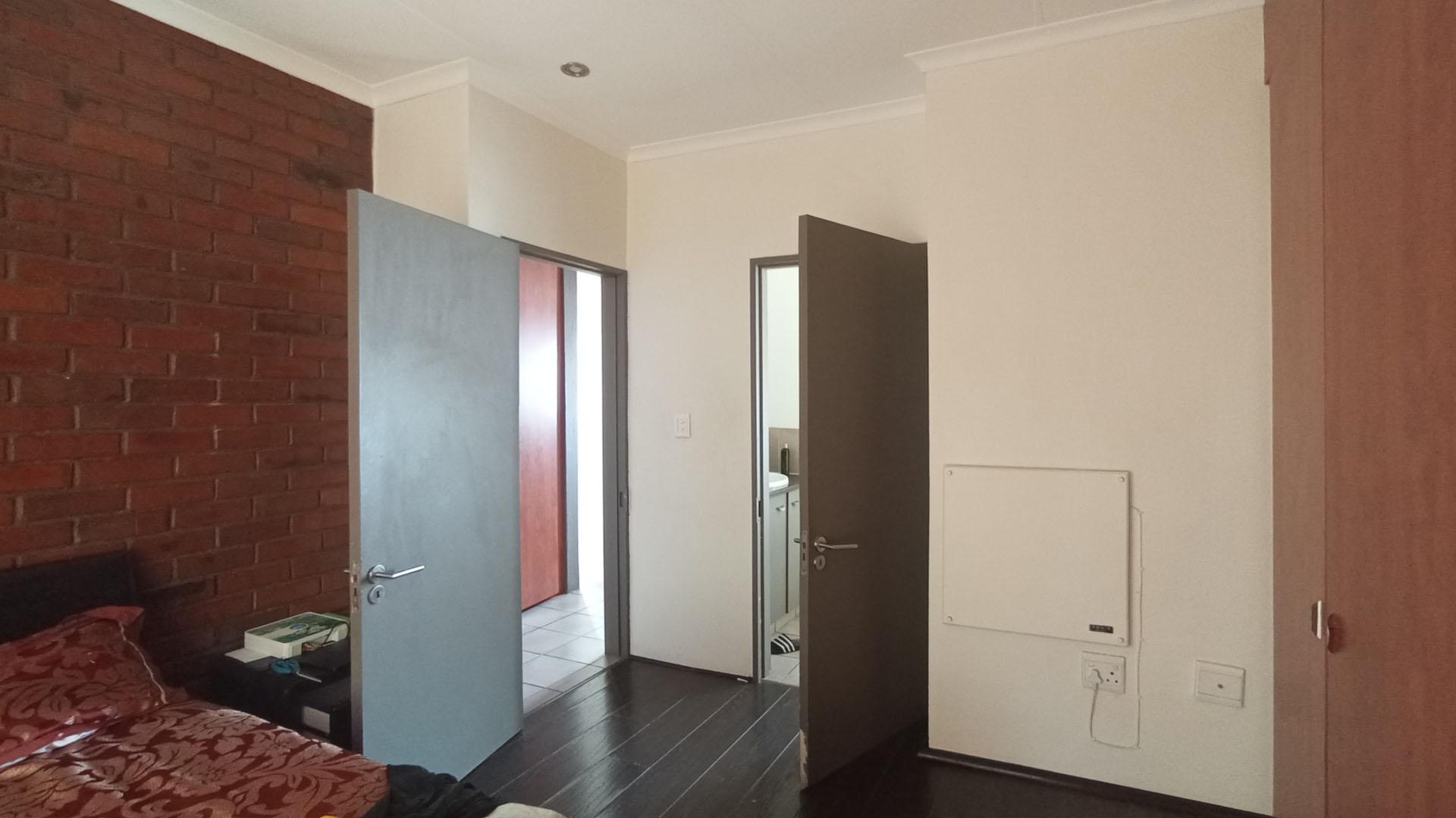 Main Bedroom - 13 square meters of property in Midridge Park