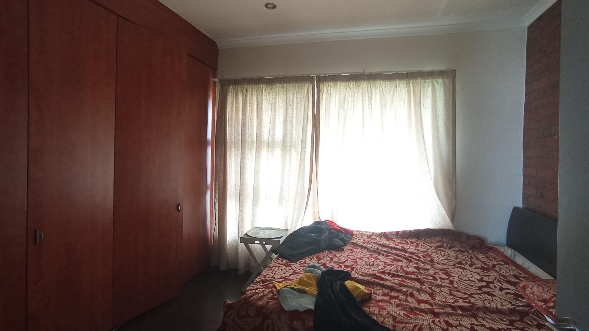 Main Bedroom - 13 square meters of property in Midridge Park