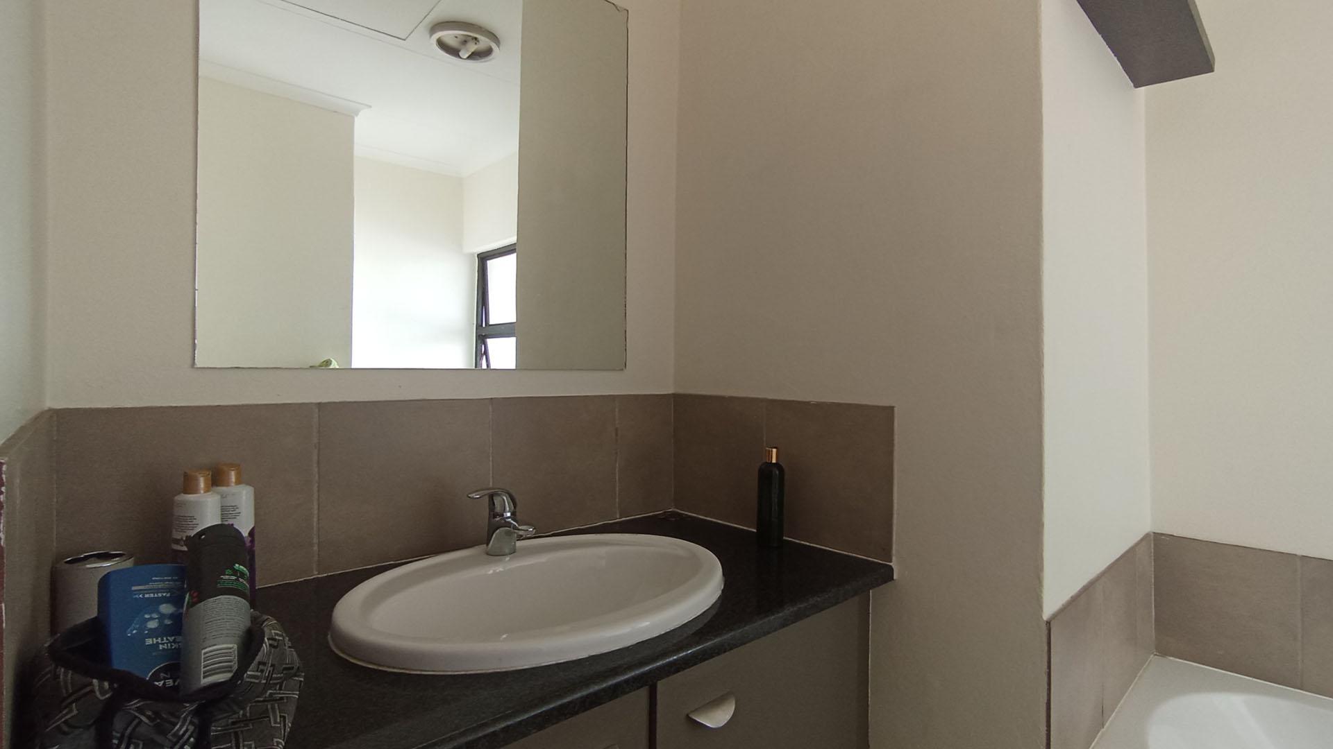 Main Bathroom - 7 square meters of property in Midridge Park