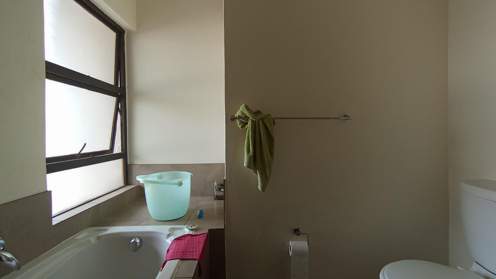 Main Bathroom - 7 square meters of property in Midridge Park