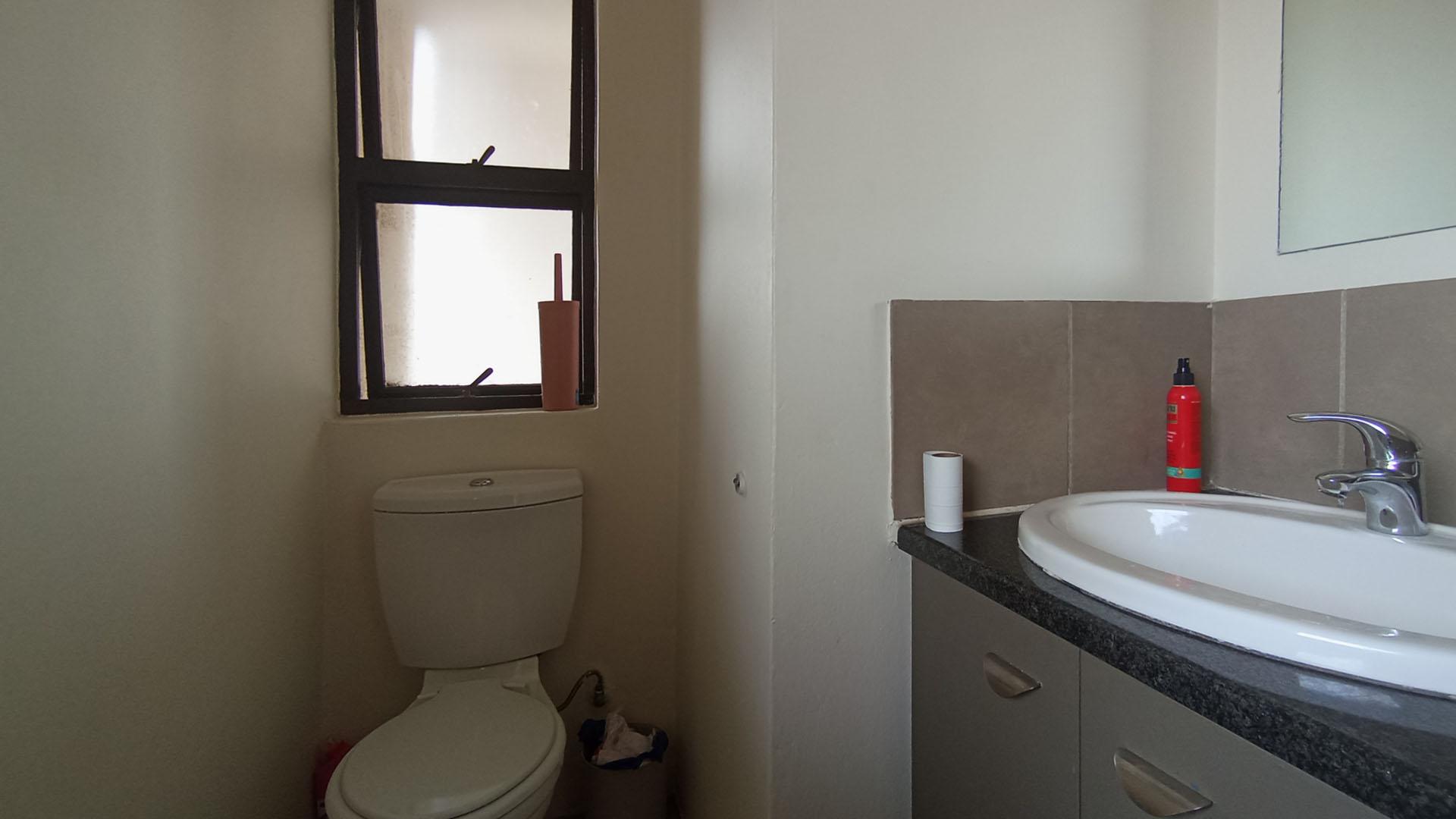 Bathroom 1 - 5 square meters of property in Midridge Park