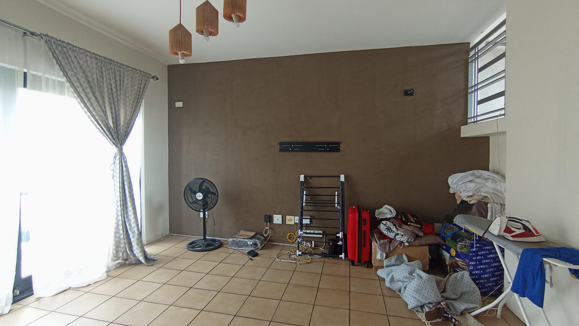 Lounges - 15 square meters of property in Midridge Park