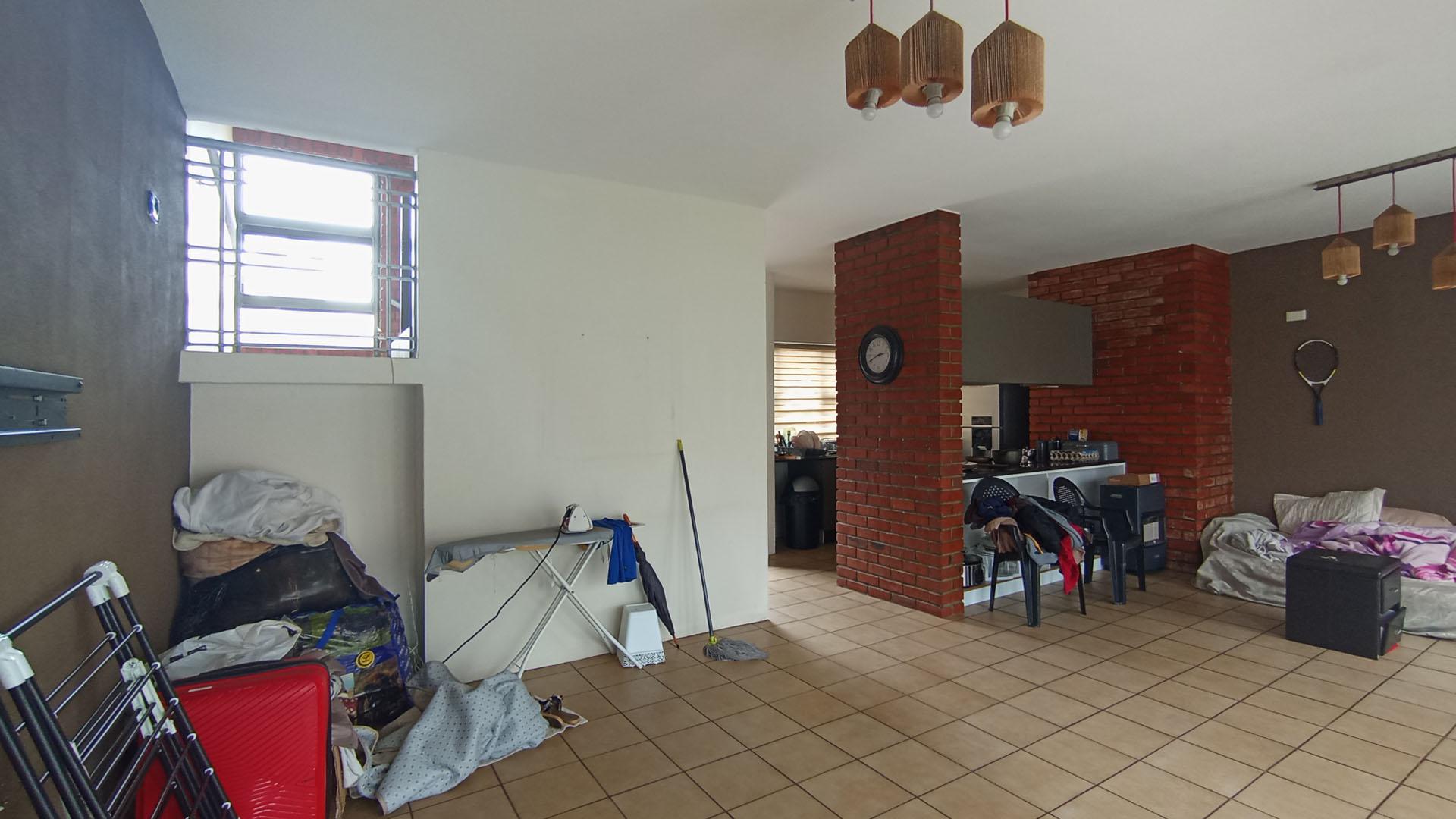 Lounges - 15 square meters of property in Midridge Park