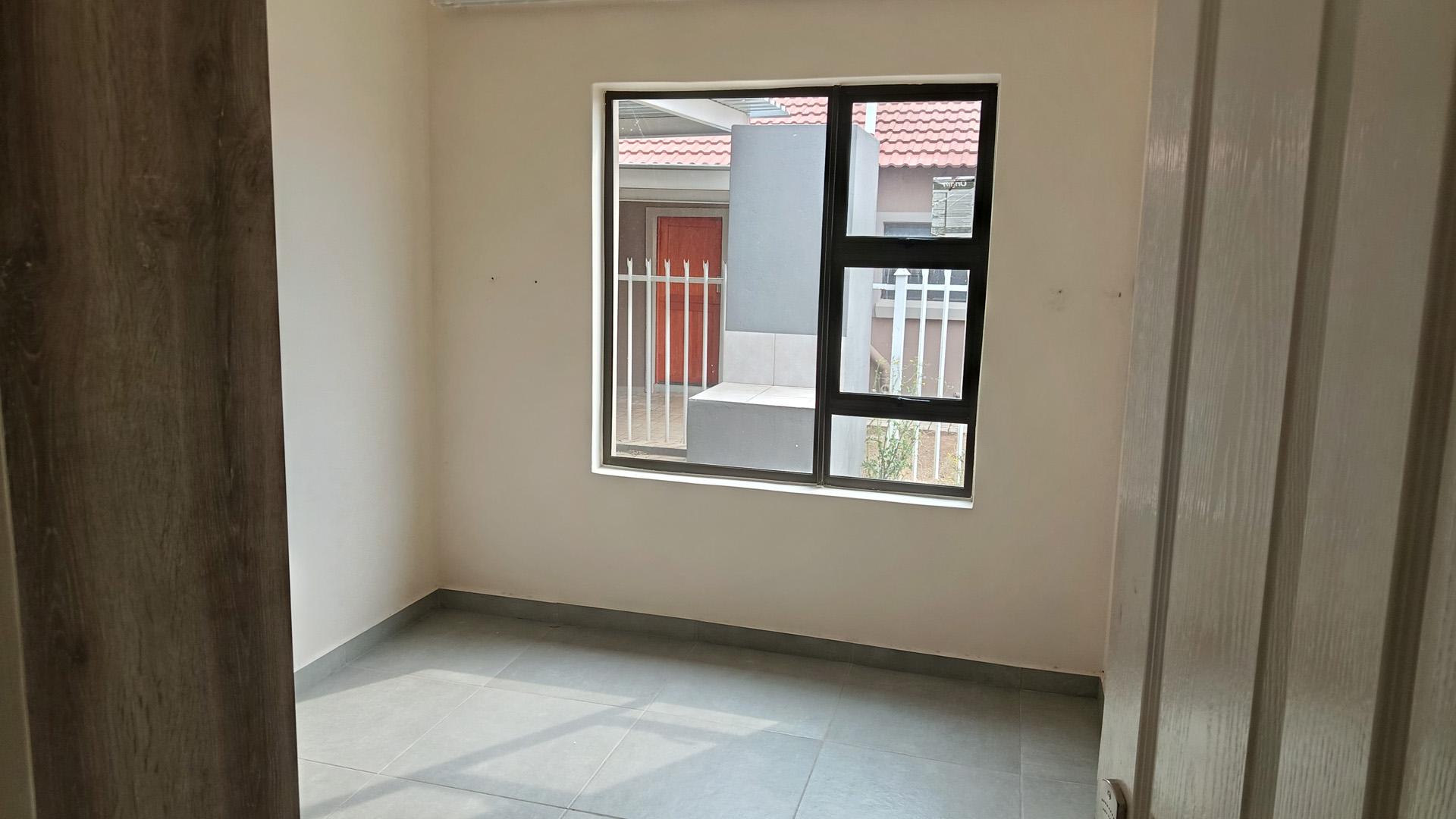 Bed Room 1 of property in Bloemdustria