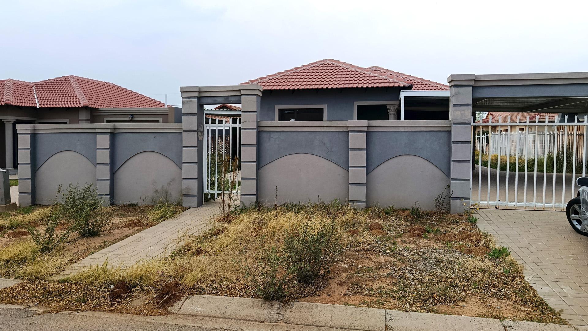 Front View of property in Bloemdustria