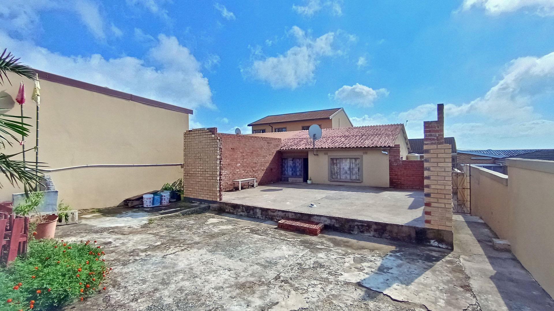 Front View of property in Caneside