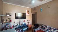 Lounges - 13 square meters of property in Caneside