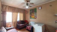 Lounges - 13 square meters of property in Caneside