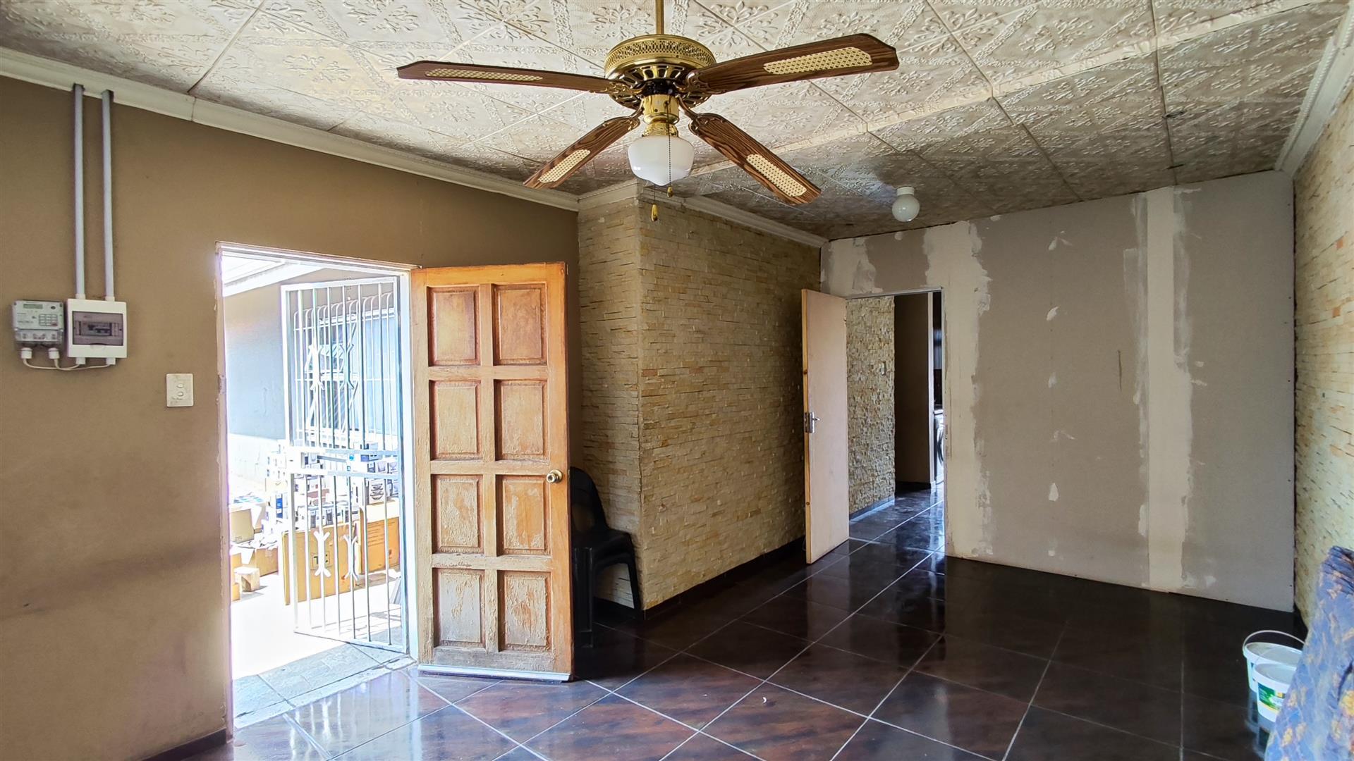 Lounges - 16 square meters of property in Germiston