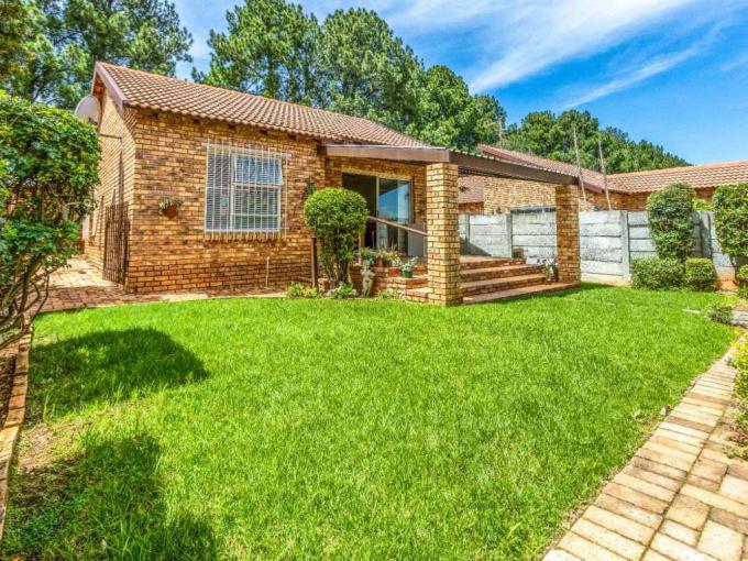 2 Bedroom Simplex for Sale For Sale in Weltevreden Park - MR670250