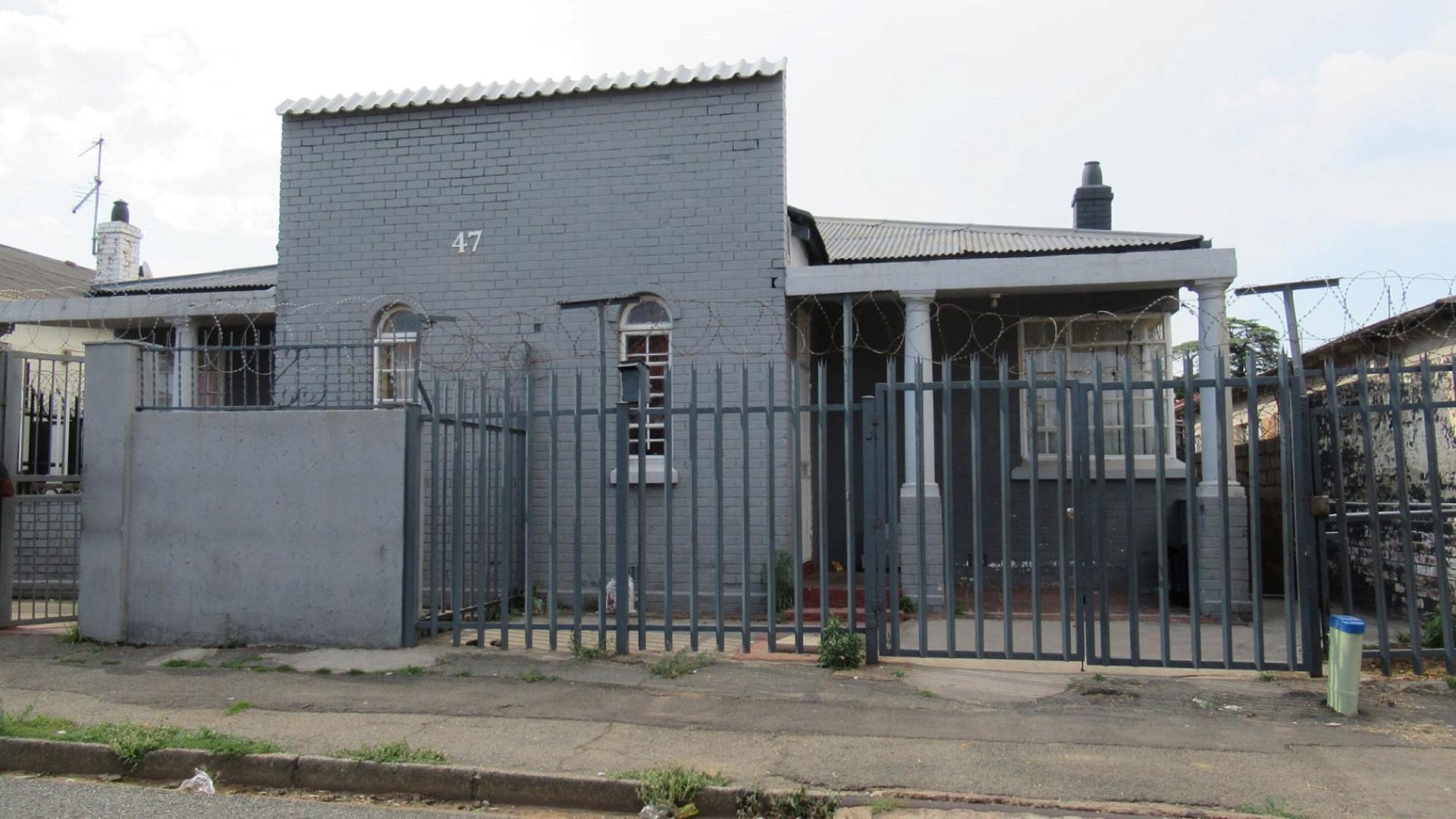 Front View of property in La Rochelle - JHB