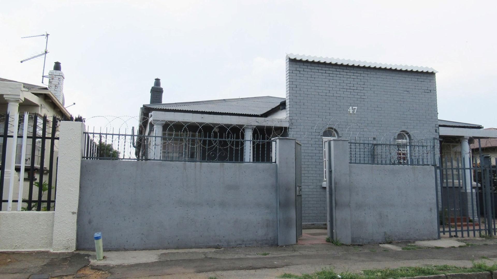 Front View of property in La Rochelle - JHB