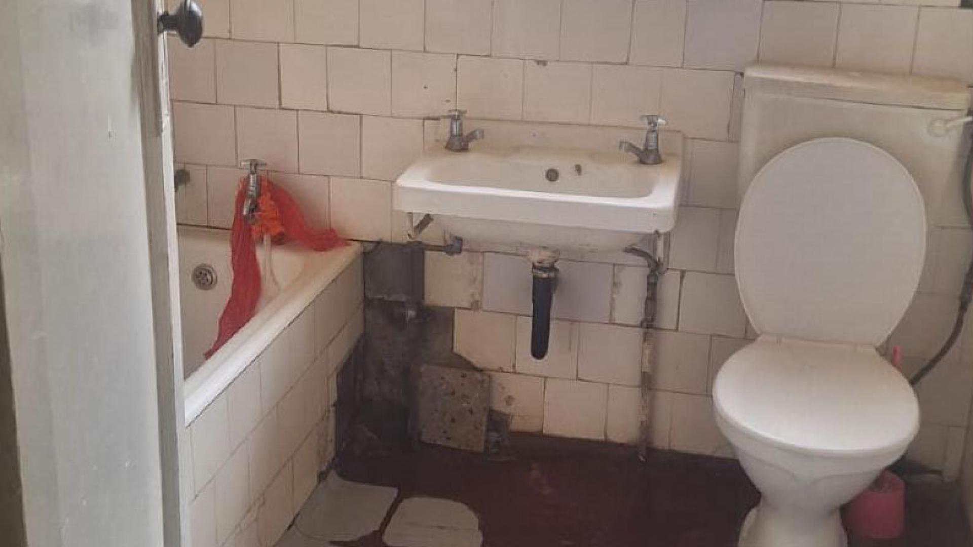 Bathroom 1 of property in La Rochelle - JHB