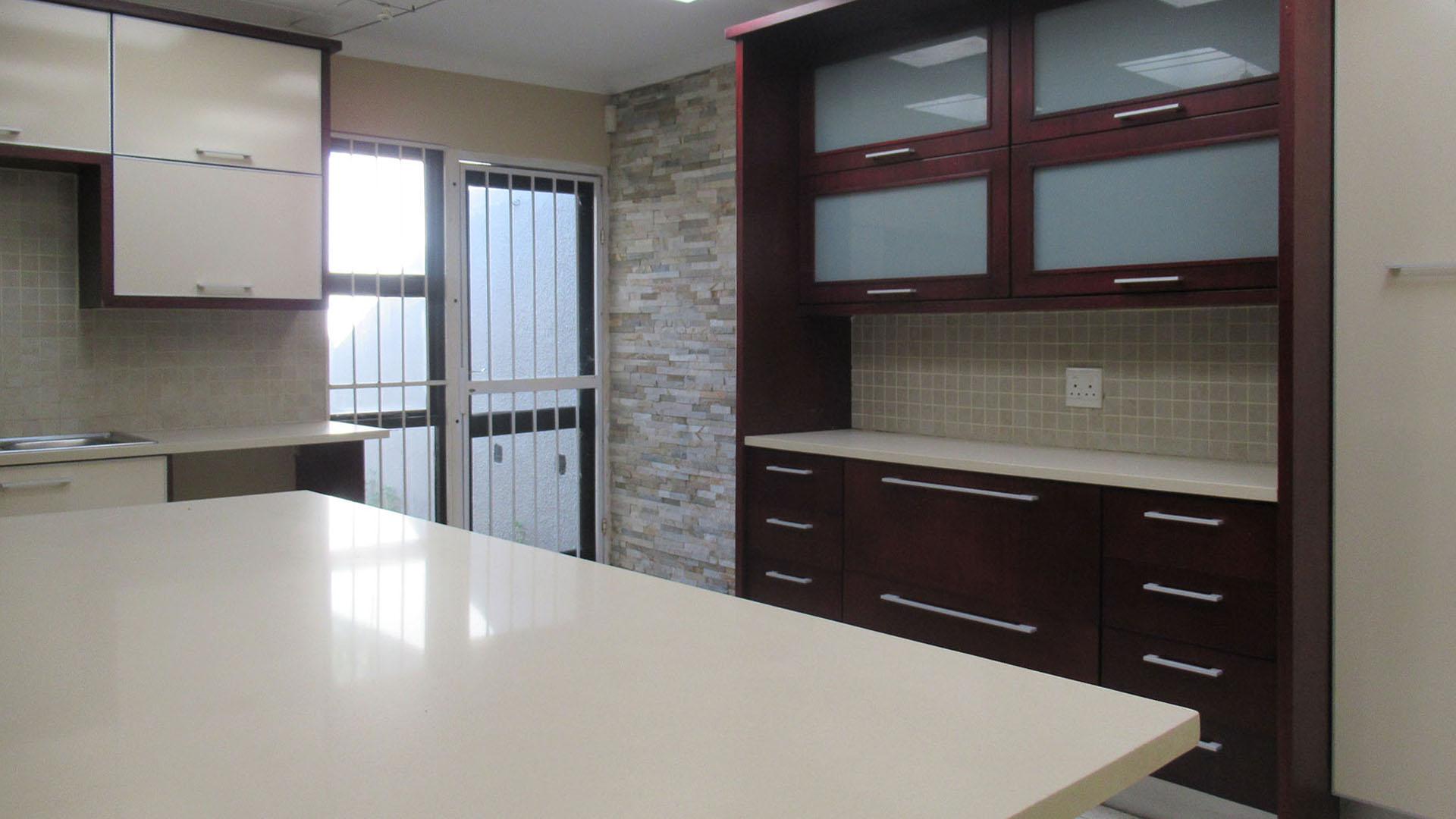 Kitchen - 26 square meters of property in Johannesburg North