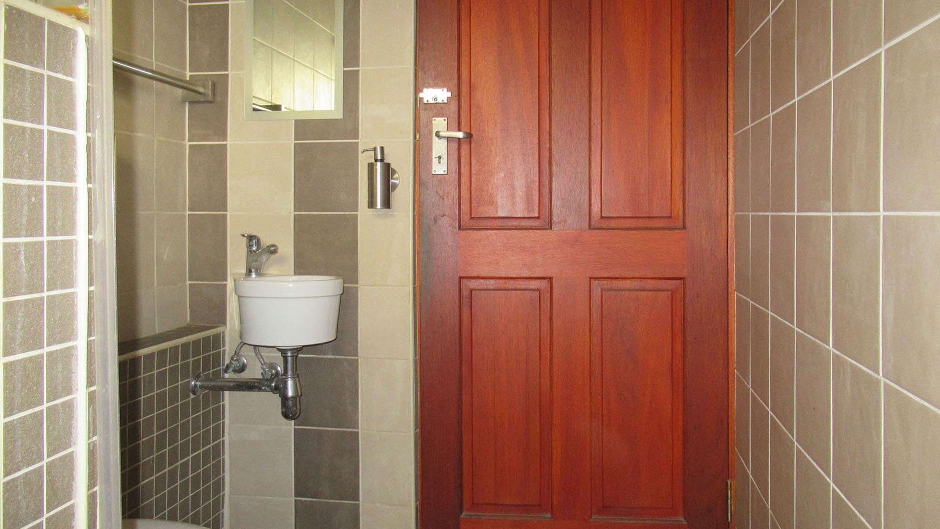 Bathroom 1 - 4 square meters of property in Johannesburg North