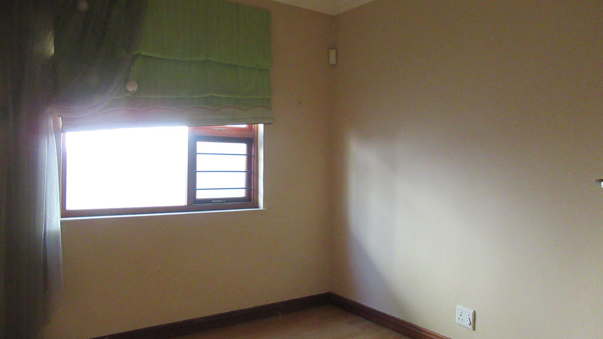 Bed Room 1 - 11 square meters of property in Johannesburg North